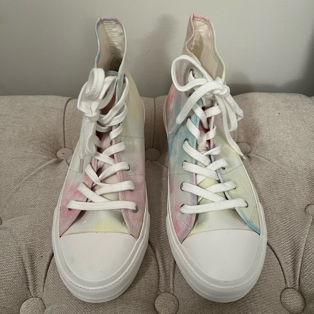 Women’s American Eagle Outfitters Tie Dye High-Top Sneakers. Size 9. Like new.